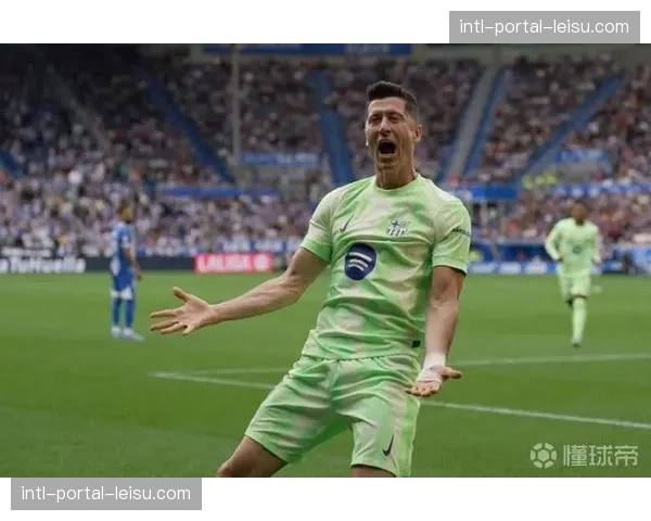 瞬间：莱万多夫斯基点射命中，达成个人西甲生涯50球里程碑