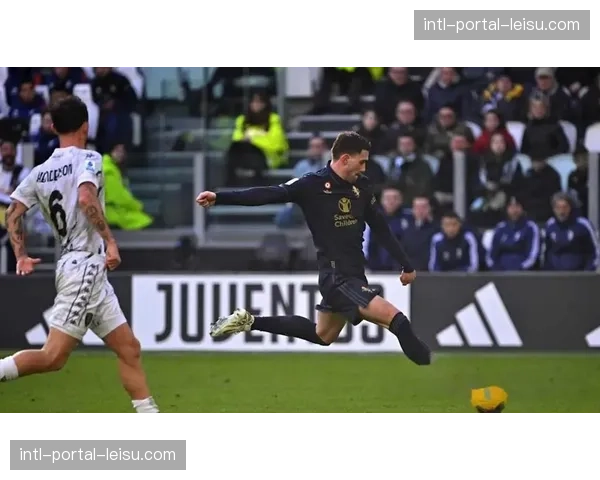 现场：尤文后卫布雷默门线极限解围，VAR确认皮球未整体过线